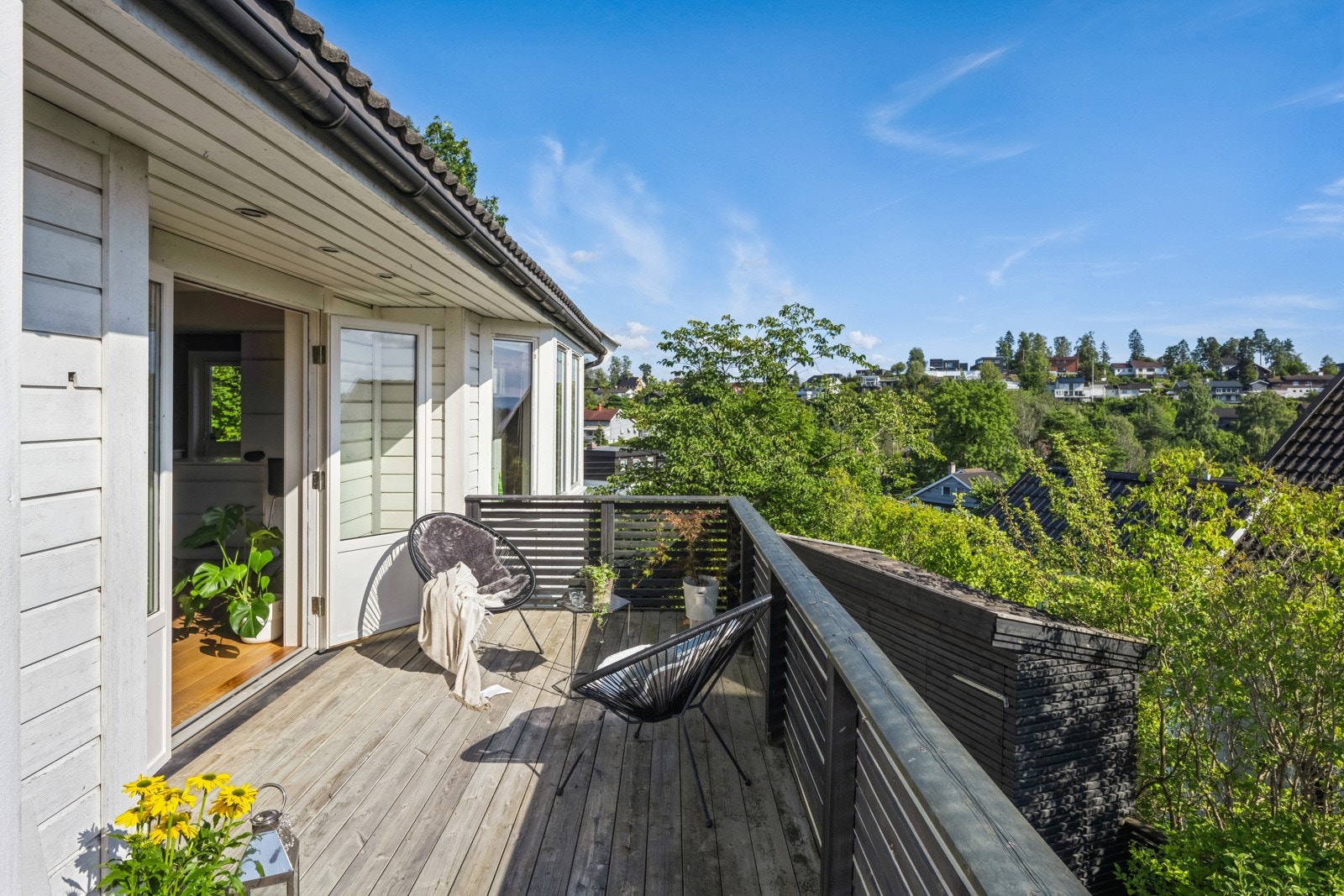 Romslig balkong med sol hele dagen Galleribilde