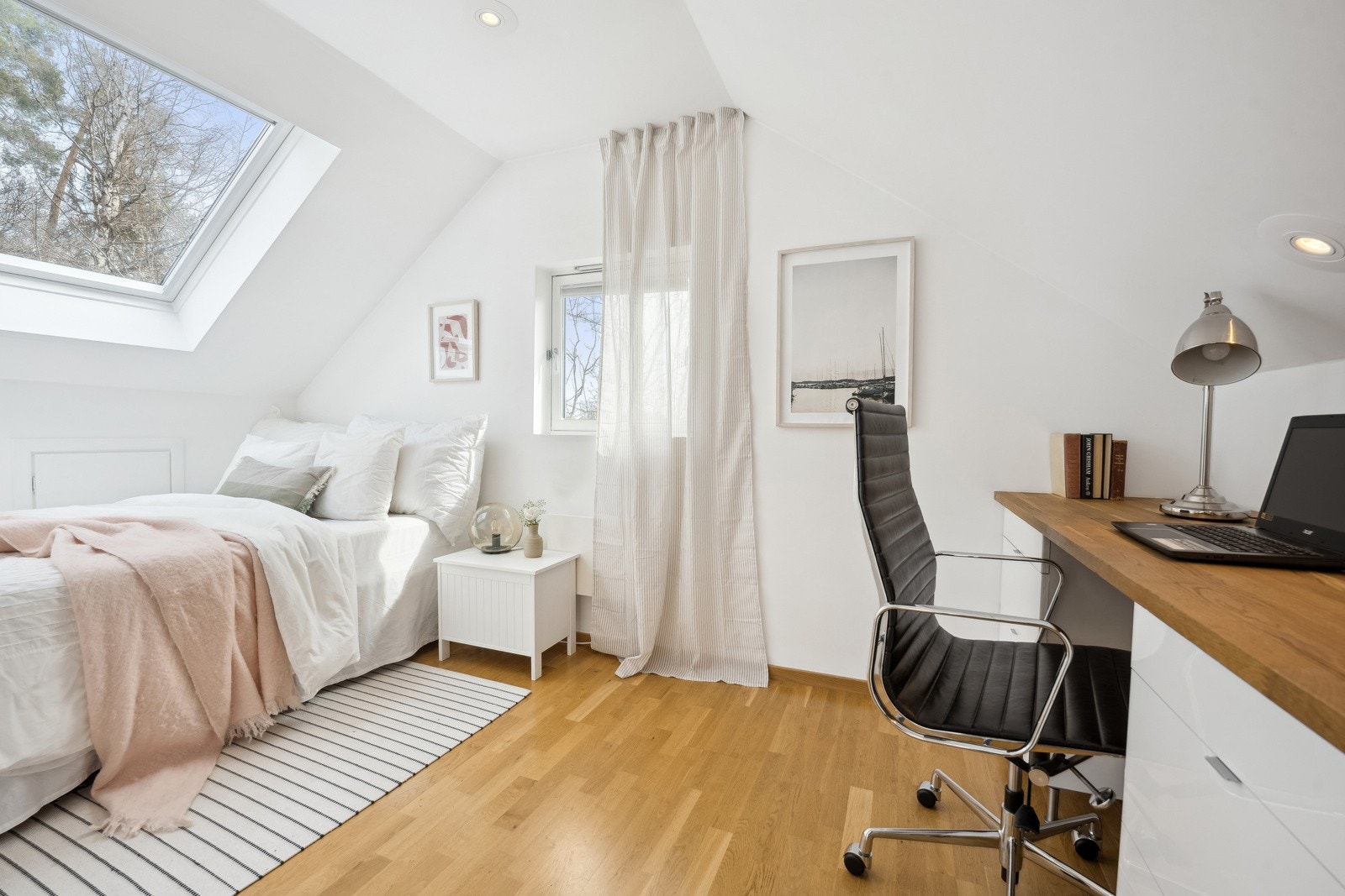 Gjesterom / kontor med plassbygget arbeidspult Galleribilde