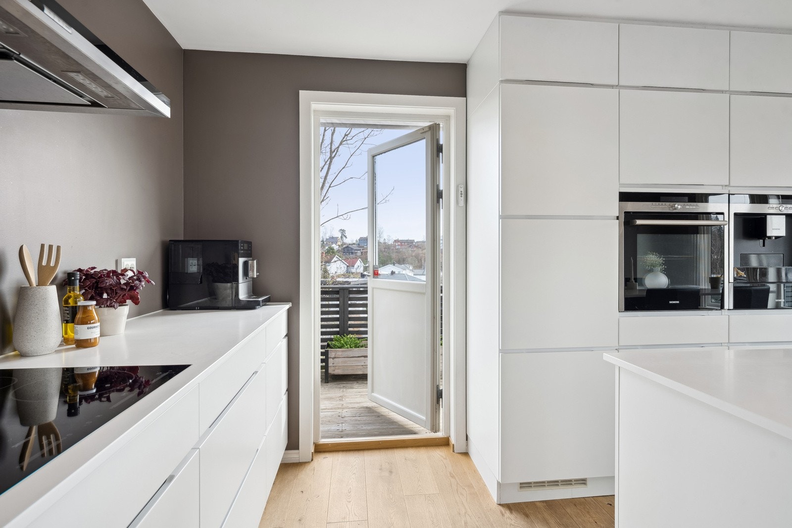 Utgang til frokostterrasse med morgensol Galleribilde