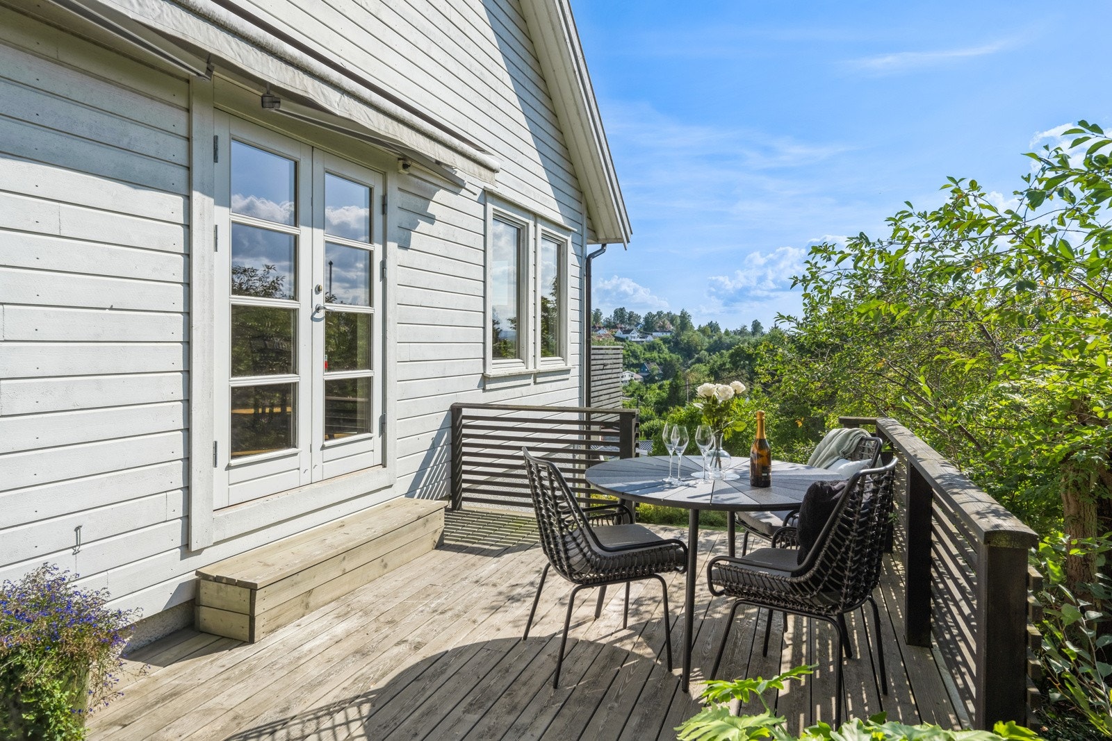 Flott sydvestvendt terrasse med ettermiddags- og kveldssol Galleribilde