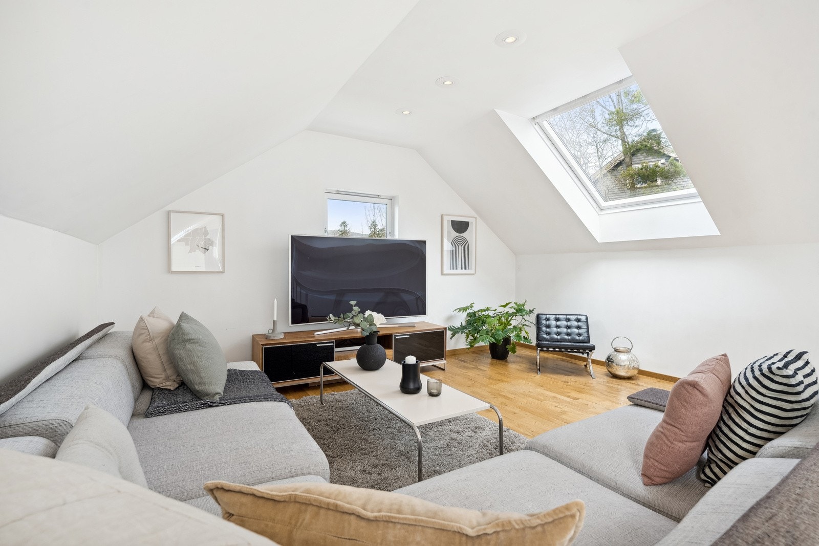 Lys og luftig loftstue Galleribilde