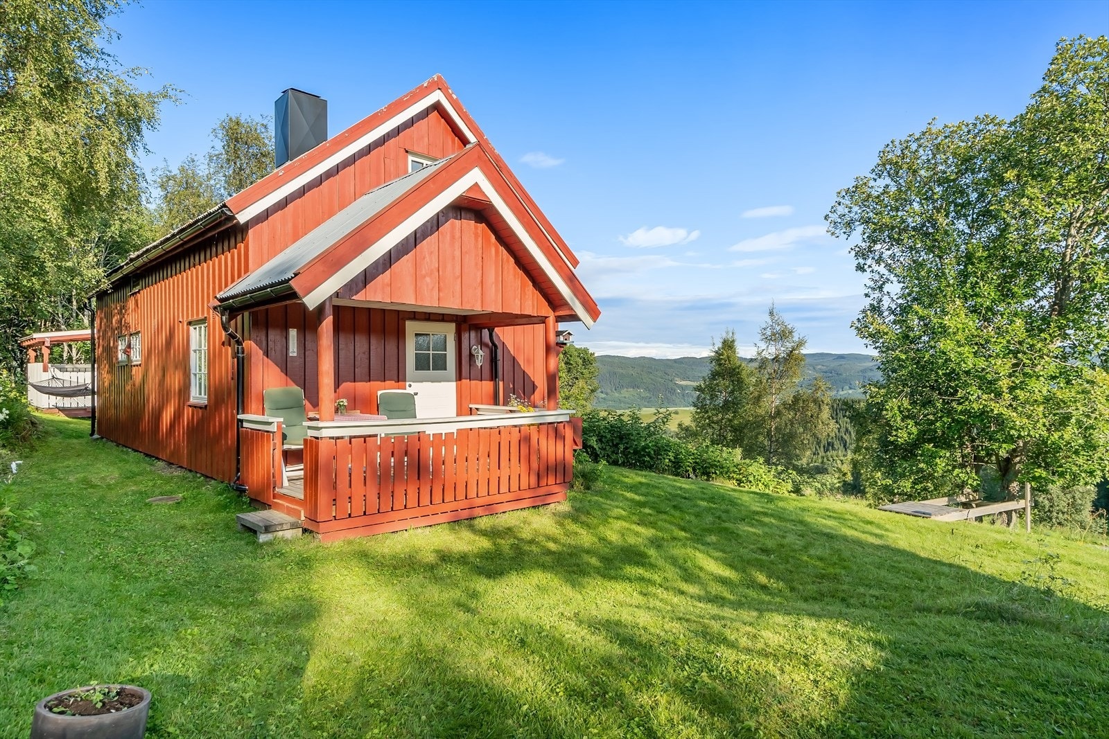 Fasade. Solrik sørvendt beliggenhet med pent opparbeidet hage. Galleribilde