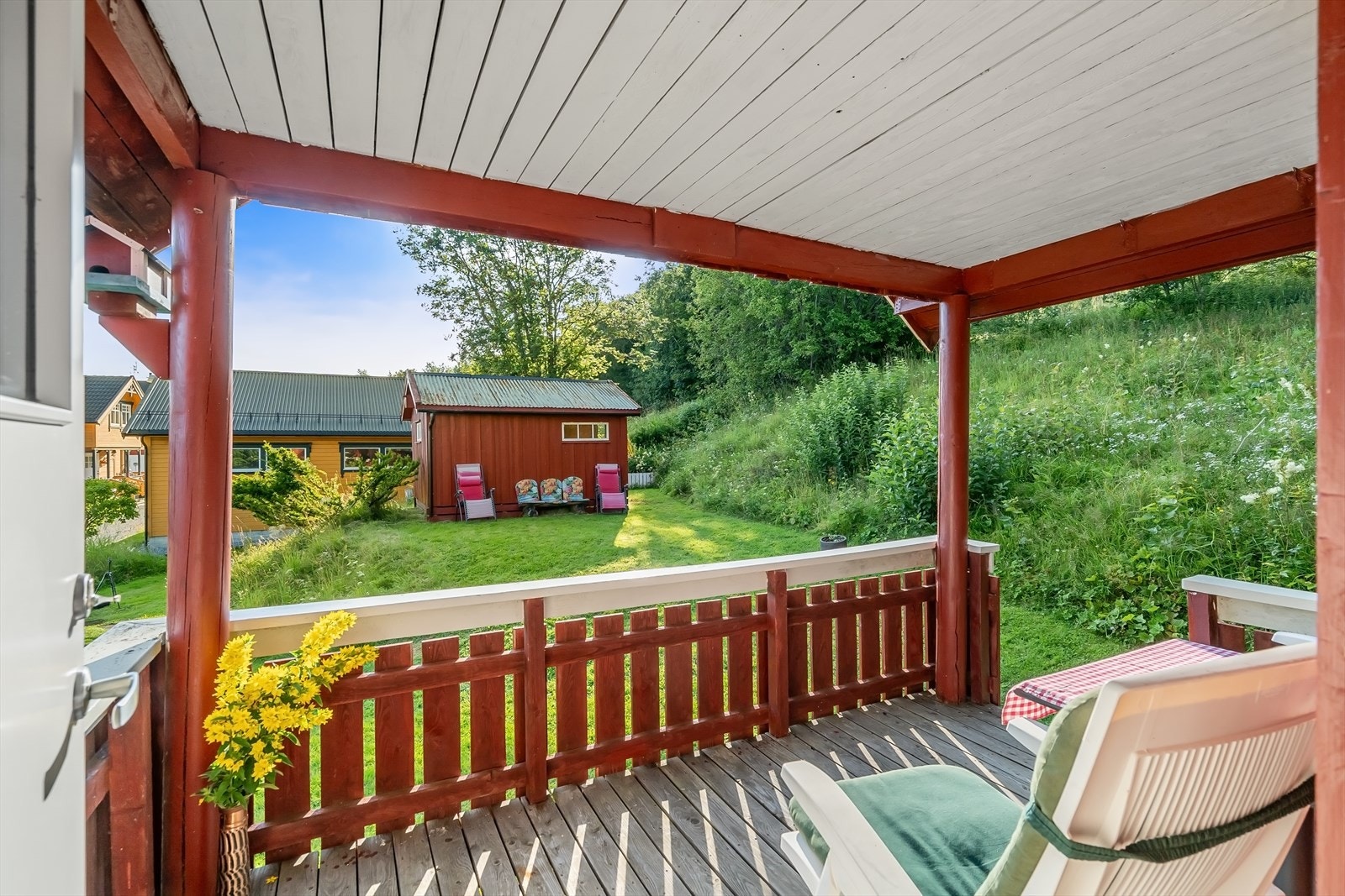 Terrasse ved inngangsparti som er overbygd Galleribilde