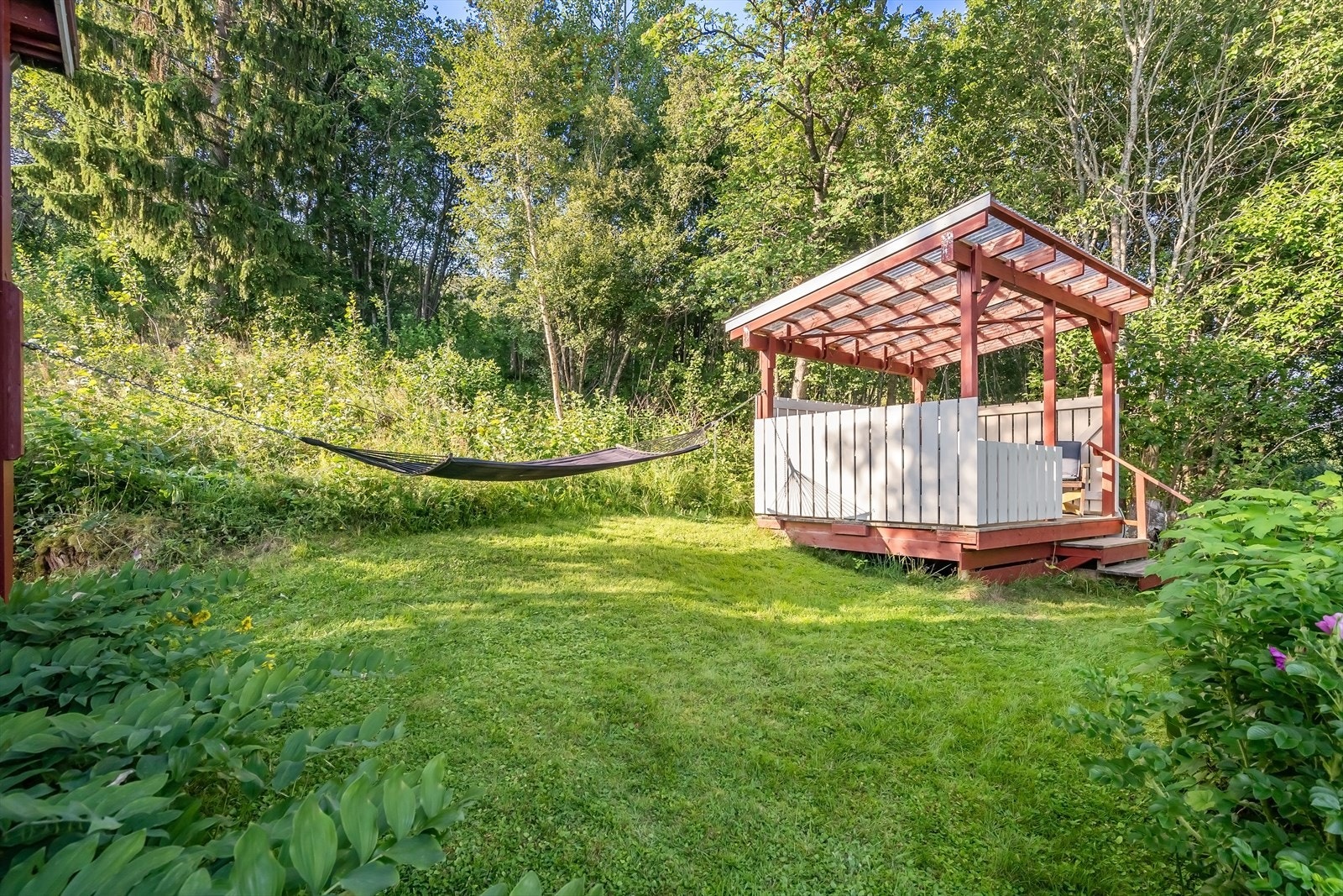 Frittstående terrasse med takoverbygg Galleribilde