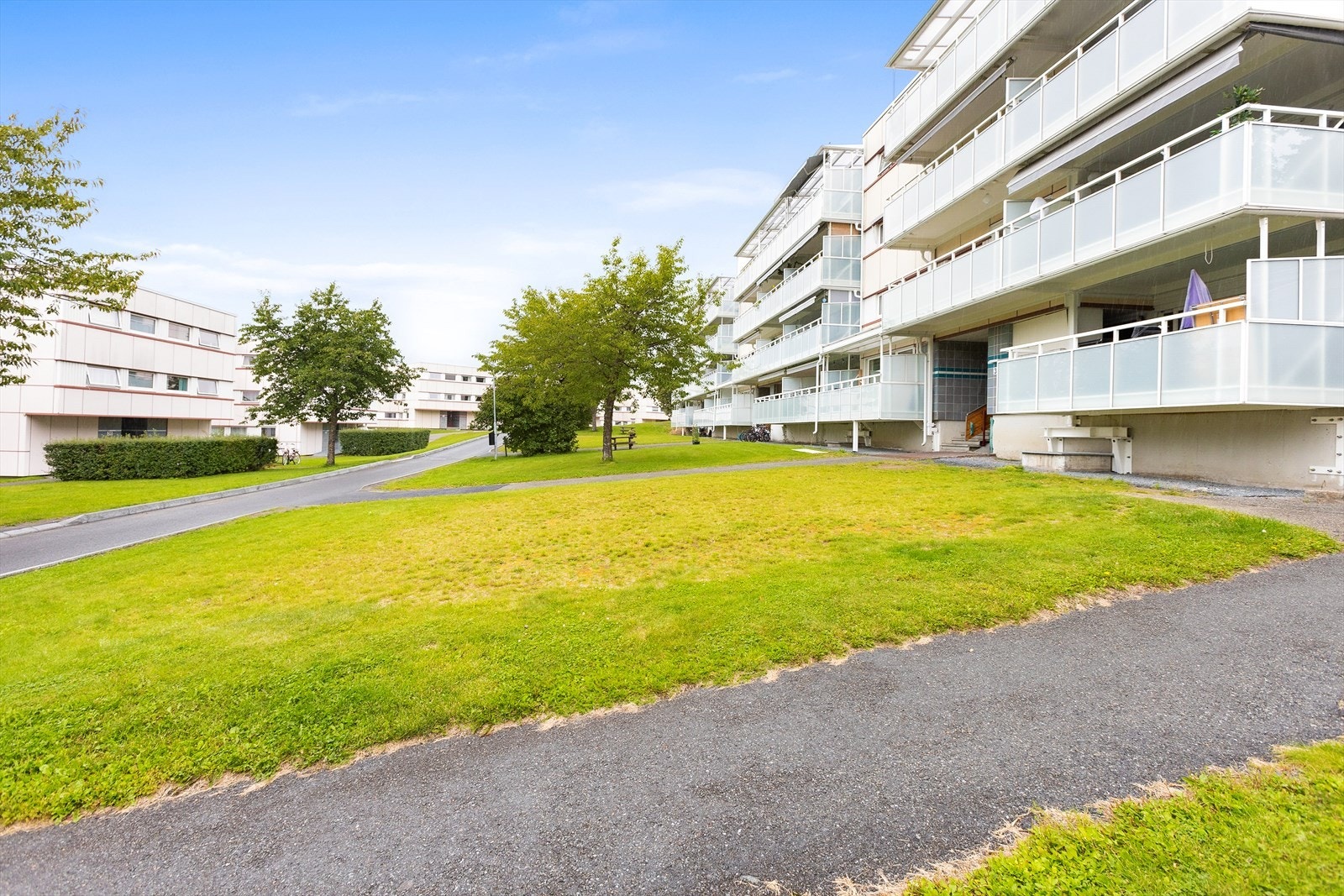 Leiligheten ligger meget sentralt til i et bilfritt og barnevennlig boligområde på Rykkinn. Galleribilde