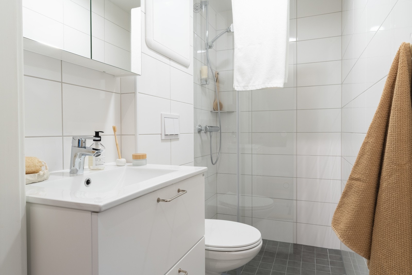 Badet er fra 2024, er helfliset med varmekabler i gulv og innfelte downligths i himling. Galleribilde