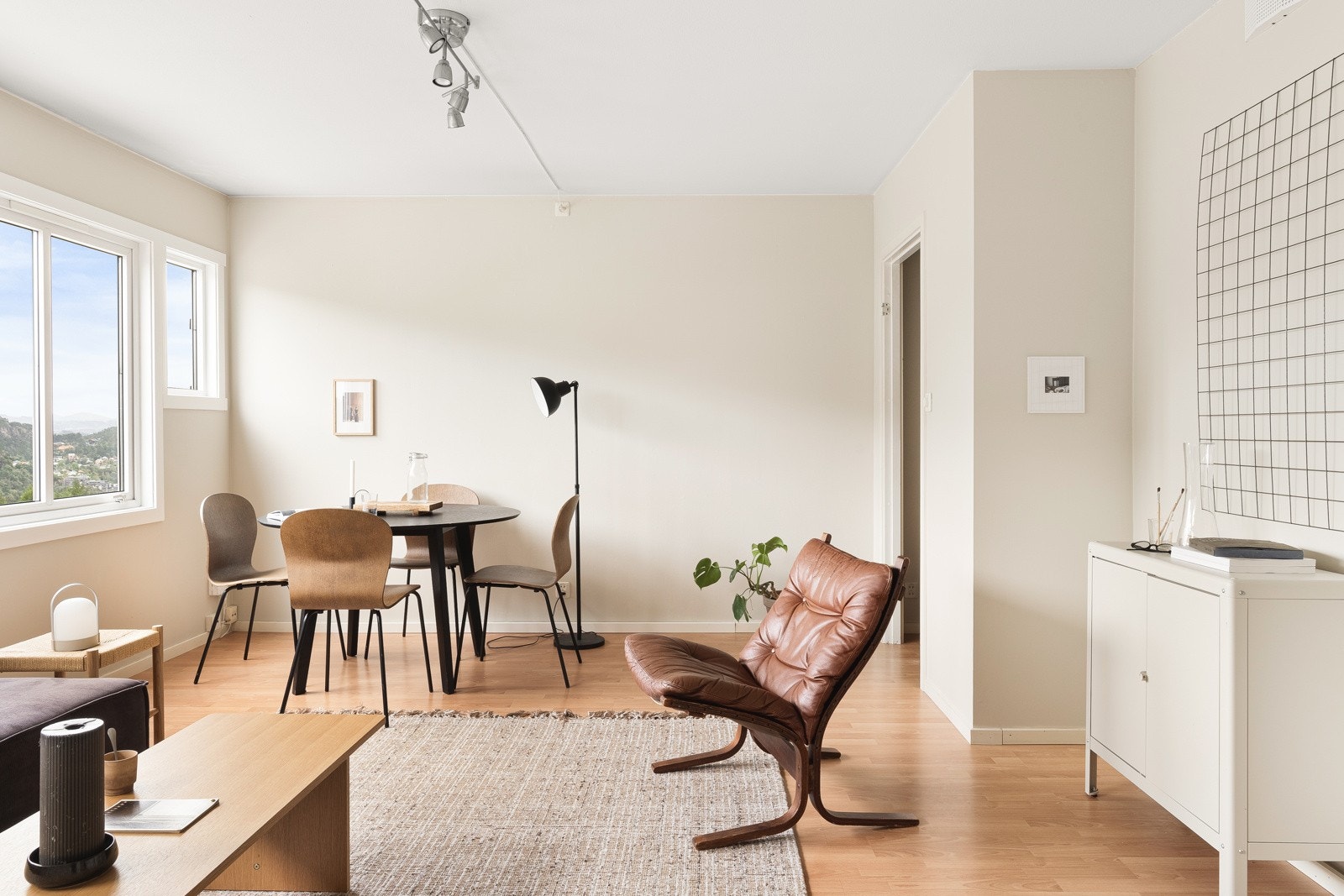 Romslig plass til både sofagruppe, sittegruppe og annet ønskelig møblement. Galleribilde