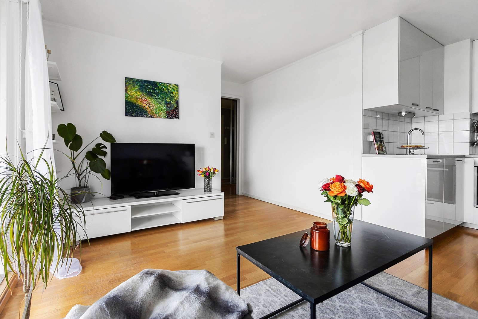 Stue med parkett på gulv og malt strie på vegger. Galleribilde