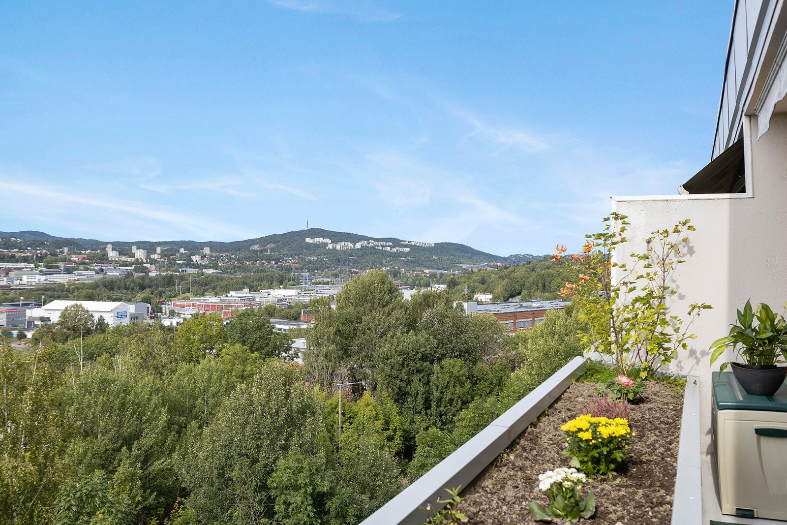 Nordvestvendt terrasse på 12m² med flott utsikt og gode solforhold. Galleribilde