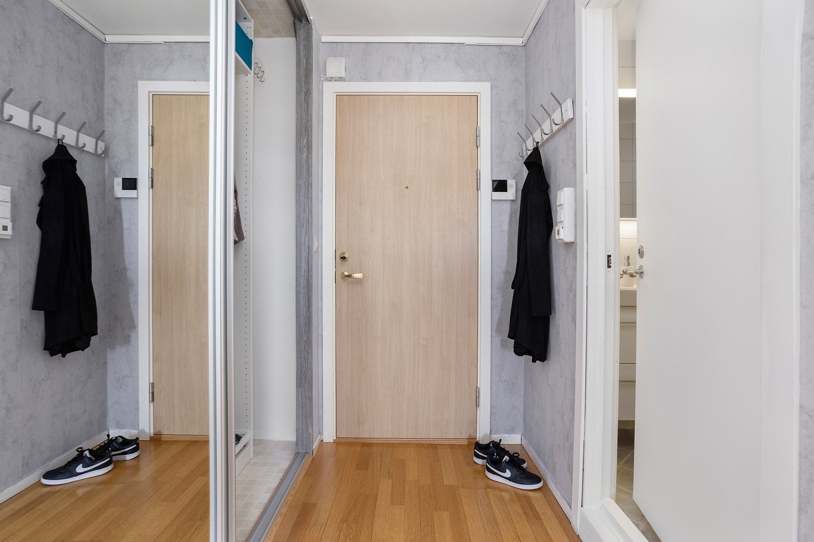 Romslig entré med skyvedørsgarderobe fra 2019. Galleribilde