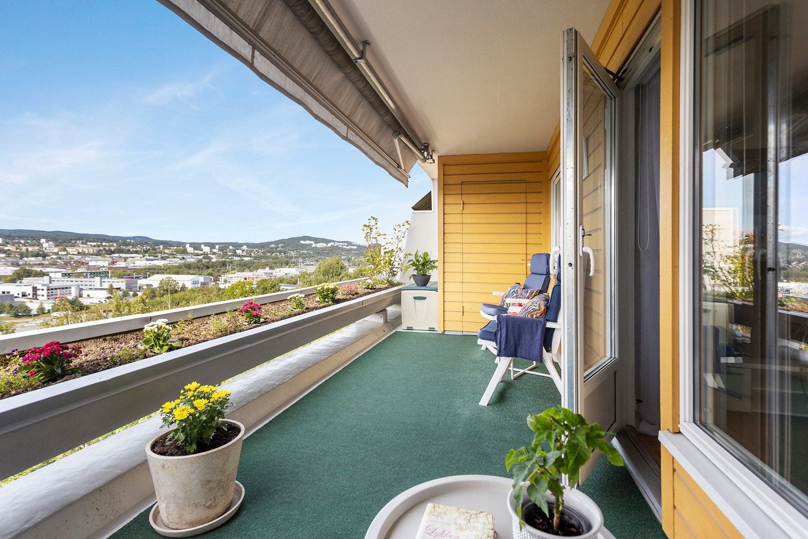 Nordvestvendt terrasse på 12m² med flott utsikt og gode solforhold. Galleribilde