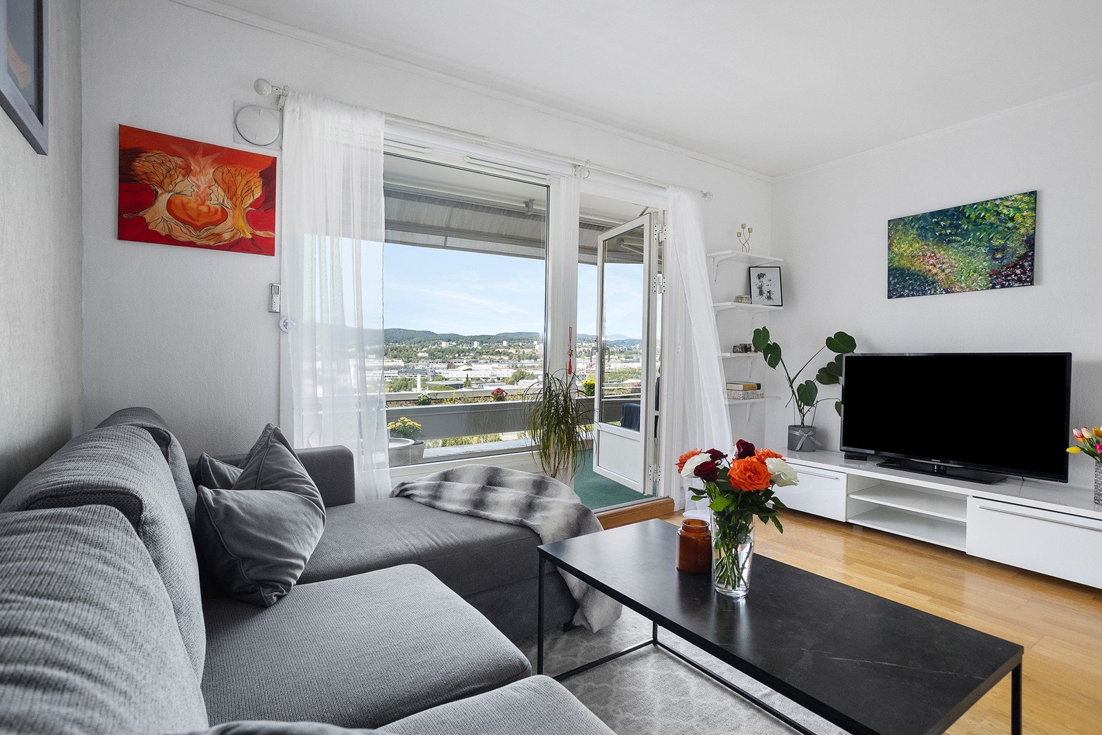 Fra stue er det utgang til balkong. Galleribilde