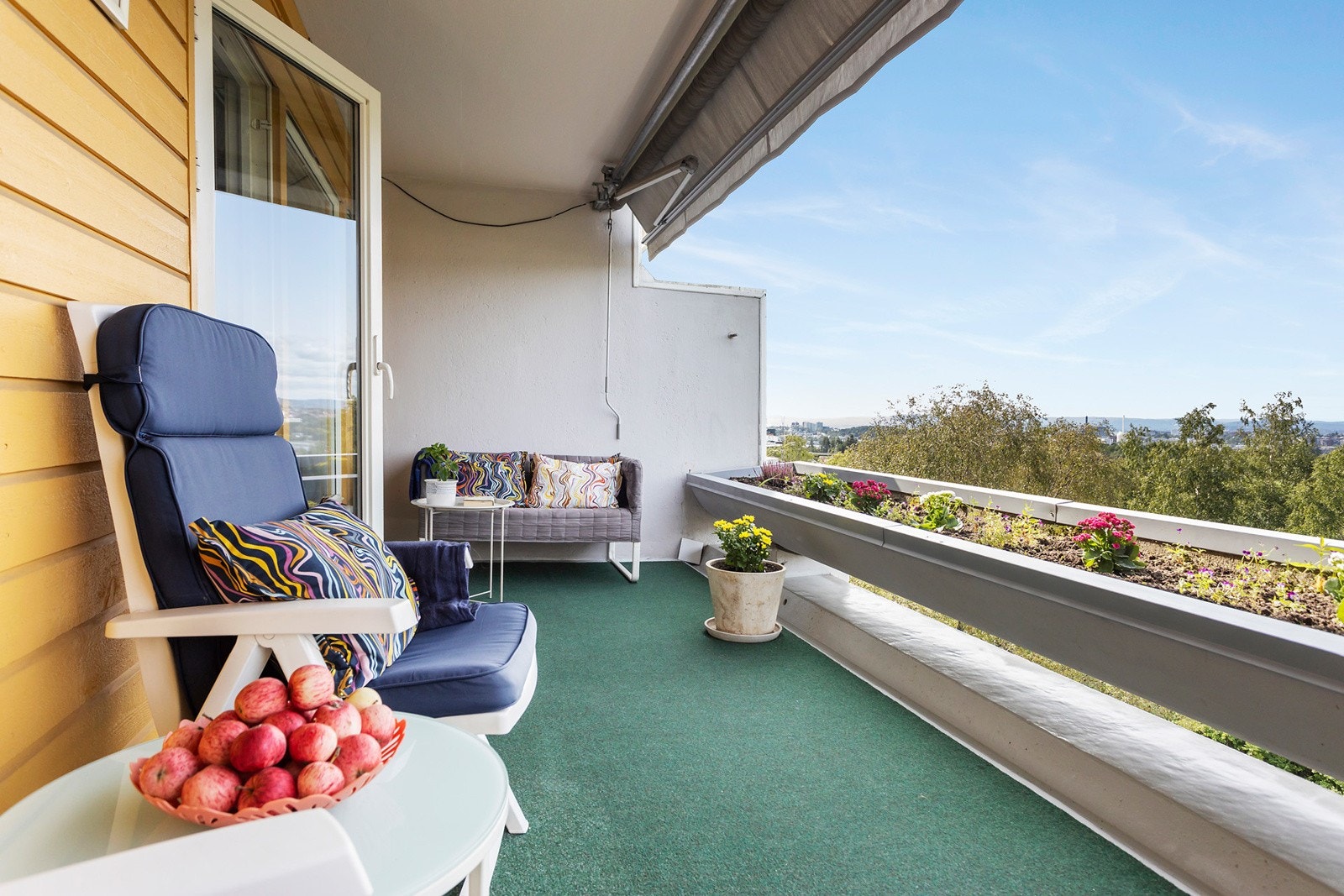 Nordvestvendt terrasse på 12m² med flott utsikt og gode solforhold. Galleribilde