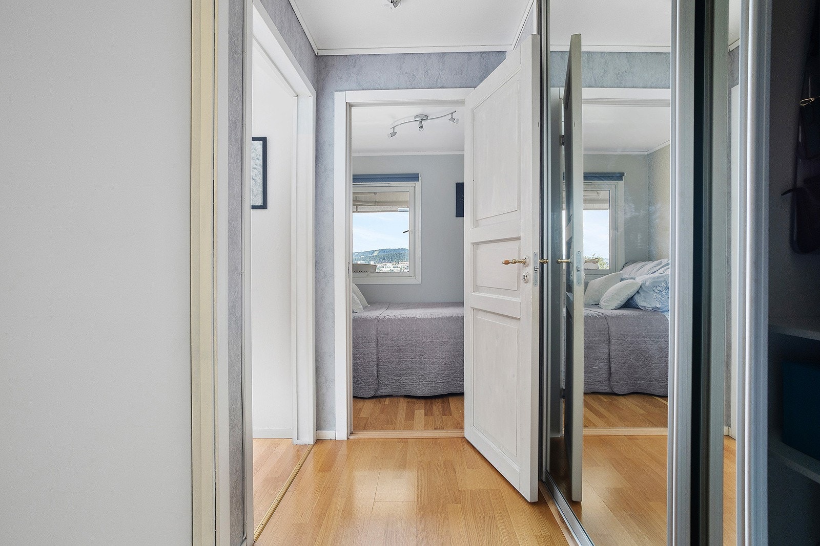 Romslig entré med skyvedørsgarderobe fra 2019. Galleribilde