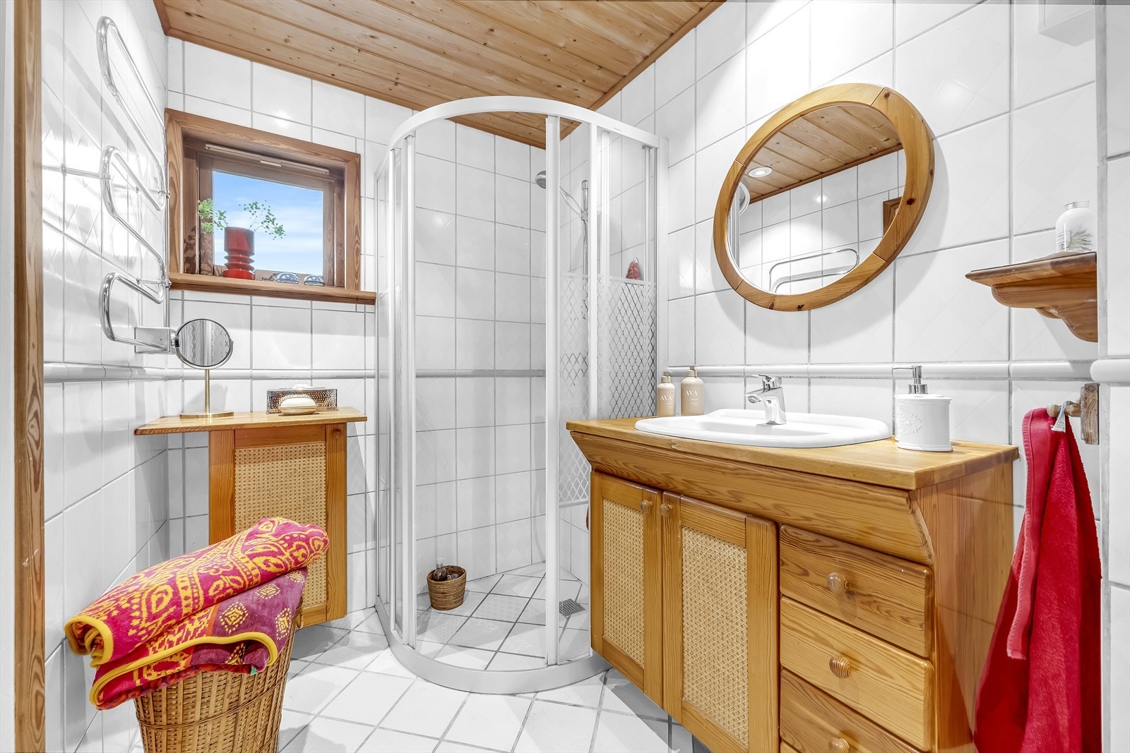 Badet inneholder wc, servant og dusj. Galleribilde