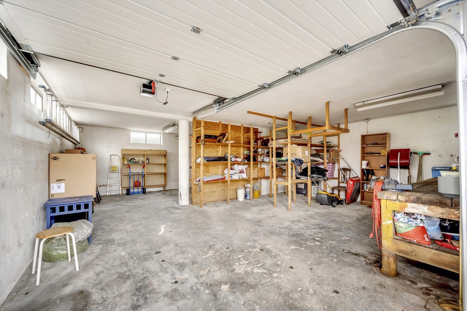 Garasje med verksted på hele 52 kvm. Kurs for montasje av el-lader i garasje. Galleribilde