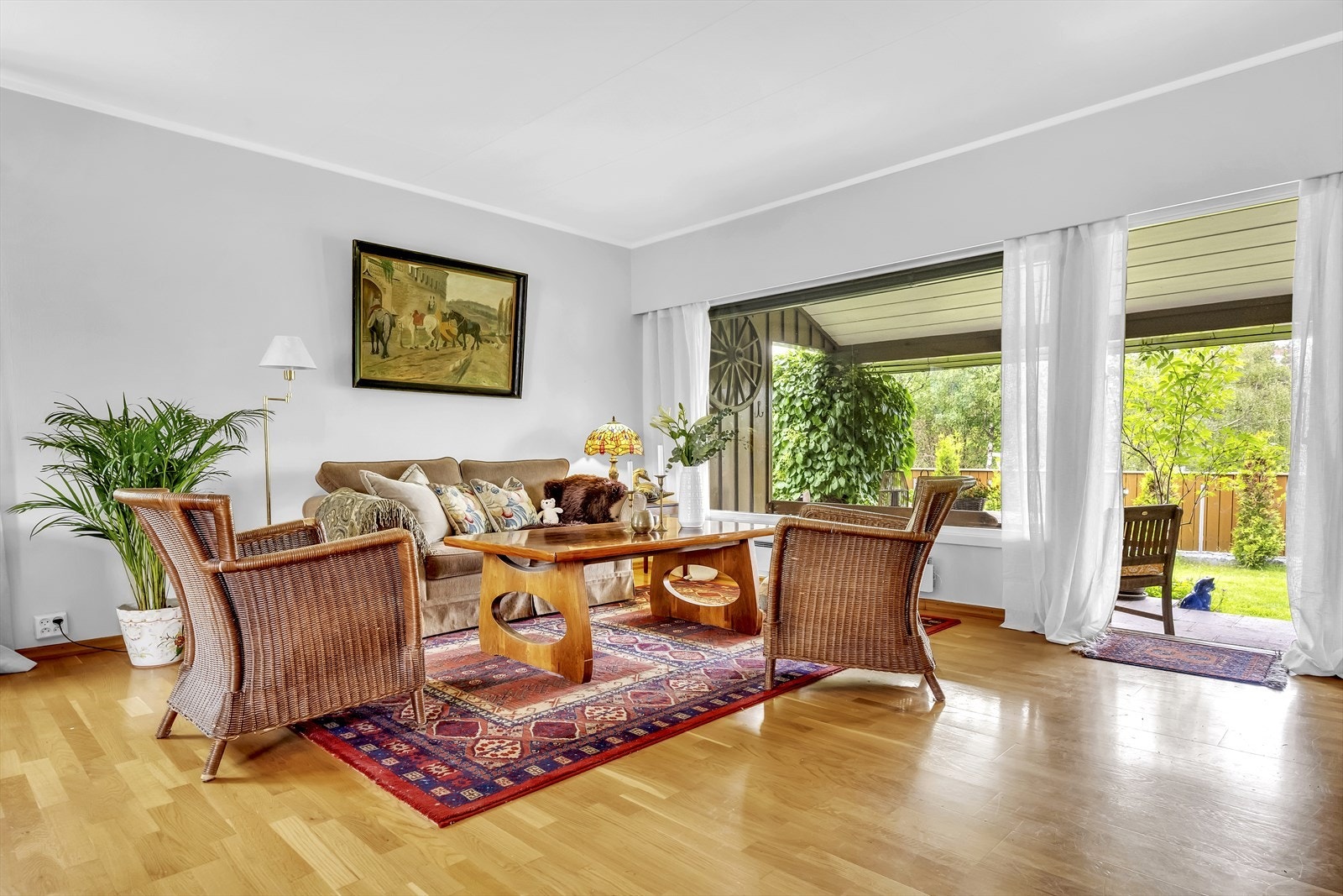 I 1.etg har du 4 soverom, bad, separat kjøkken og en romslig stue med utgang til terrasse og en solrik hage. Galleribilde