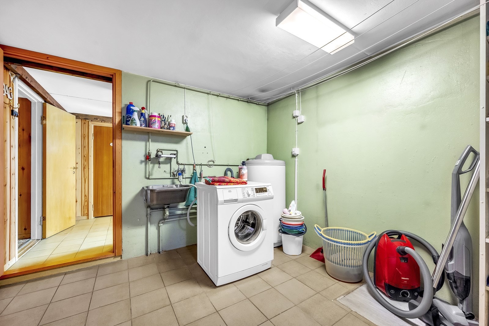 Stort og praktisk vaskerom. Galleribilde