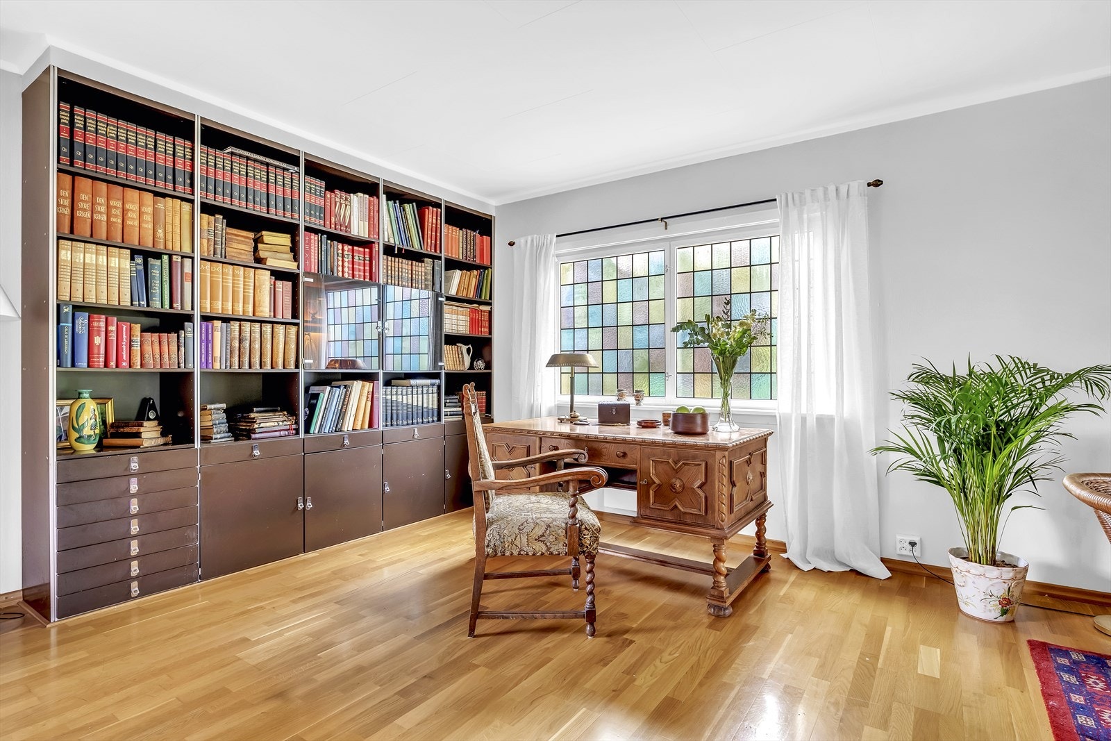 I stuen har du god plass til flere sittegrupper i flere soner. Galleribilde