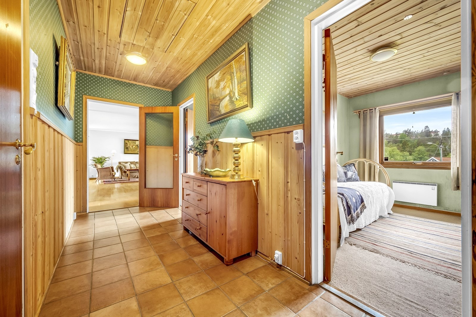 Videre tar du deg inn til boligens 4 soverom. Galleribilde