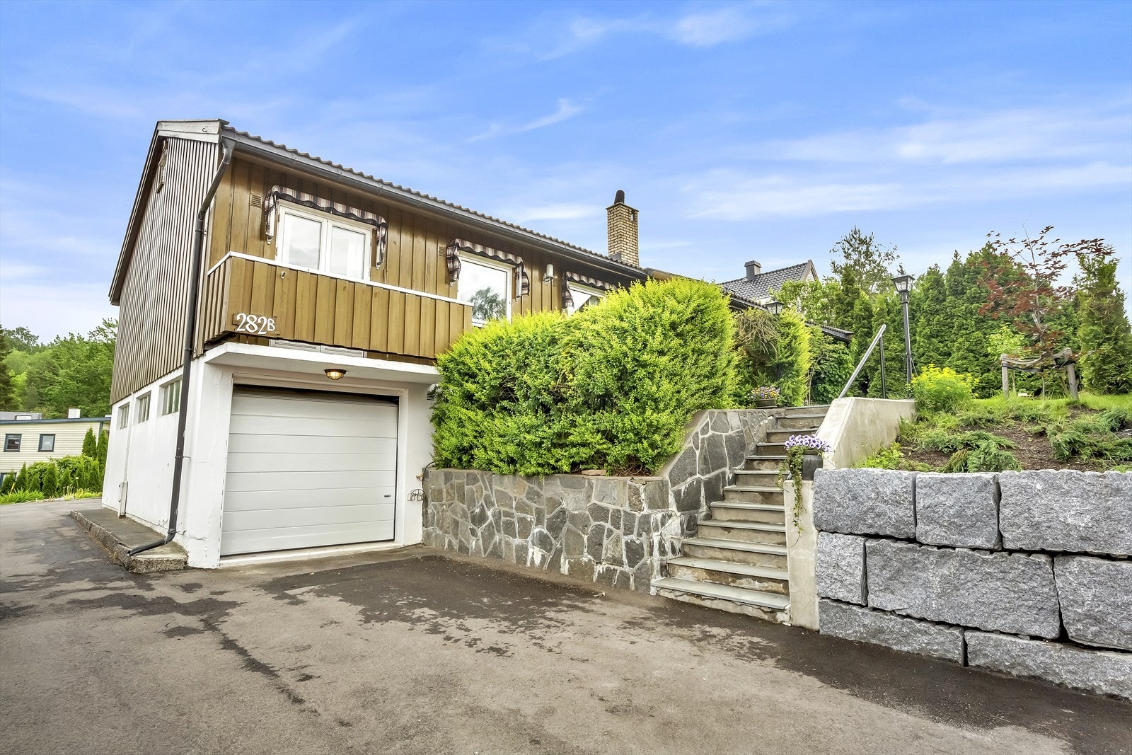 Boligen har et meget stort potensiale med underetasje på 165 kvm inkl. garasje og verksted. Galleribilde