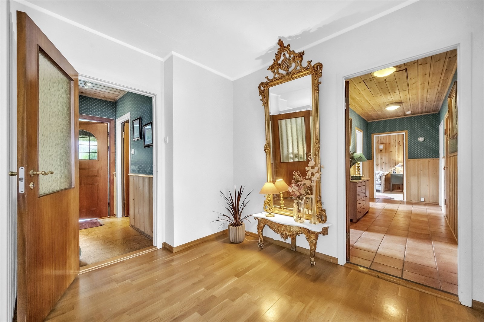 Boligen har en meget god planløsning med alle soverom samlet på den ene siden av huset. Galleribilde