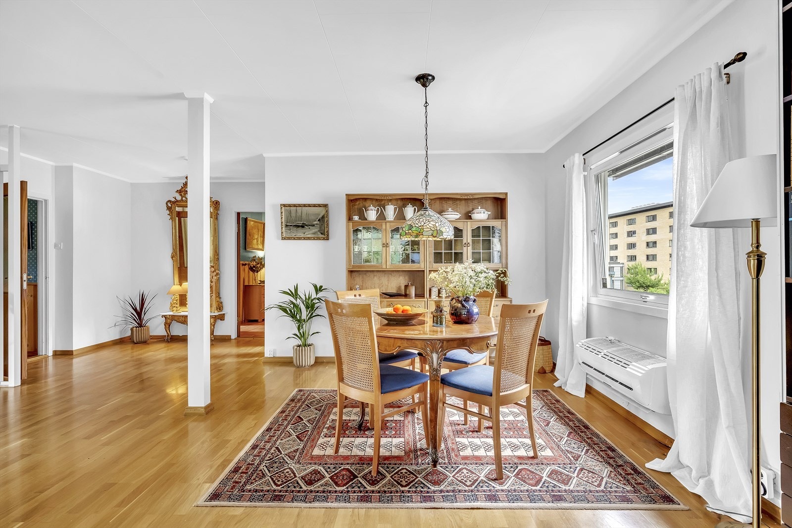 Store vindusflater som slipper inn rikelig med dagslys. Galleribilde