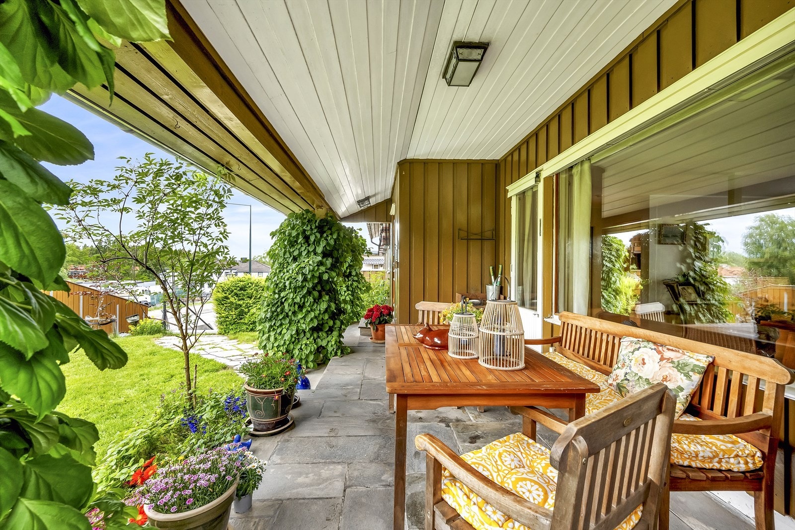 Lun og hyggelig terrasse med overbygg. Galleribilde