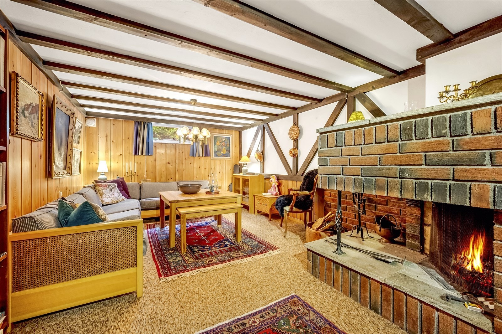 Stor og fin peisestue. Galleribilde