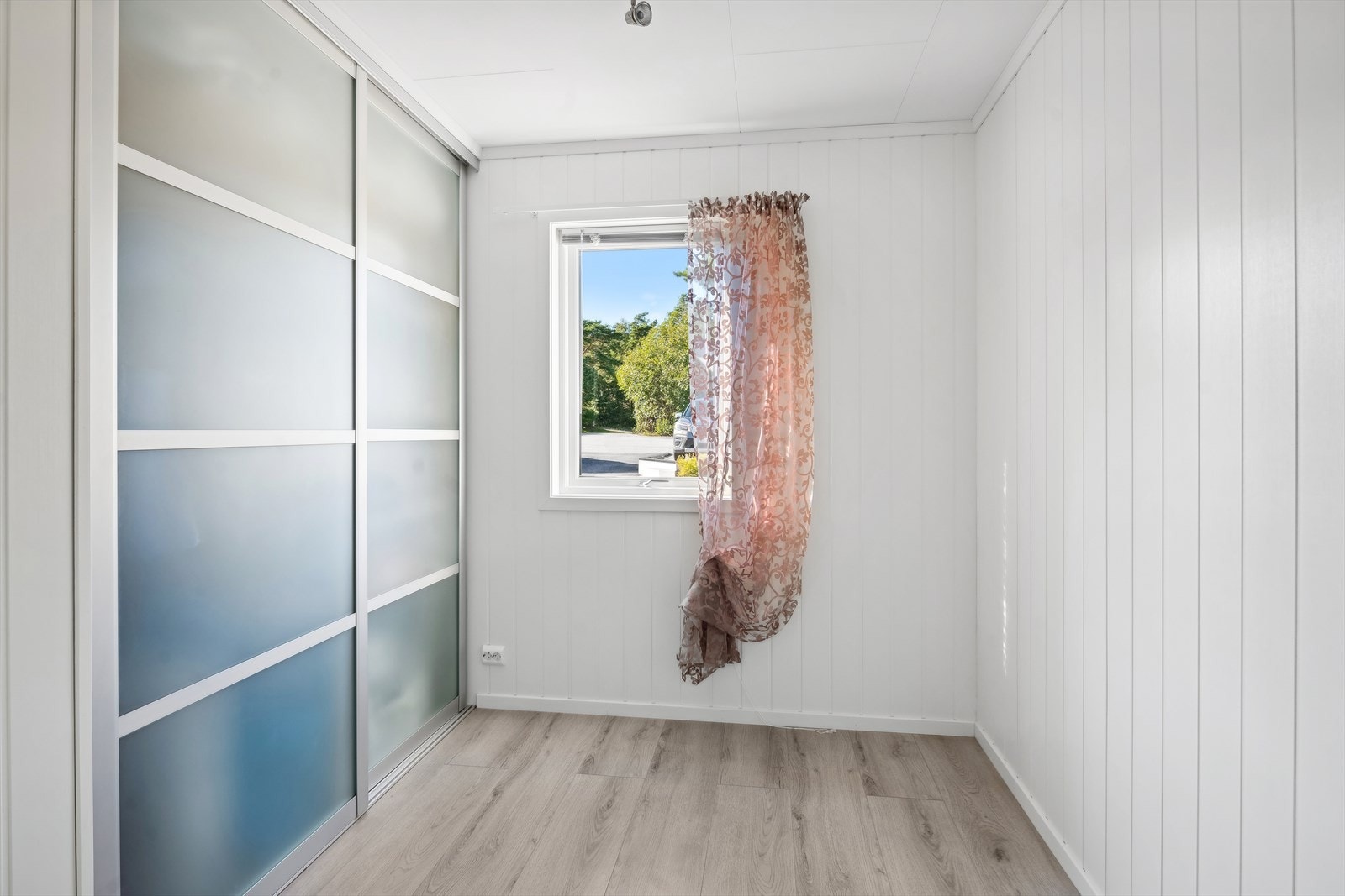 Soverom med skyvedørsgarderobe i anneks. Det er plass til dobbeltseng eller køyeseng Galleribilde