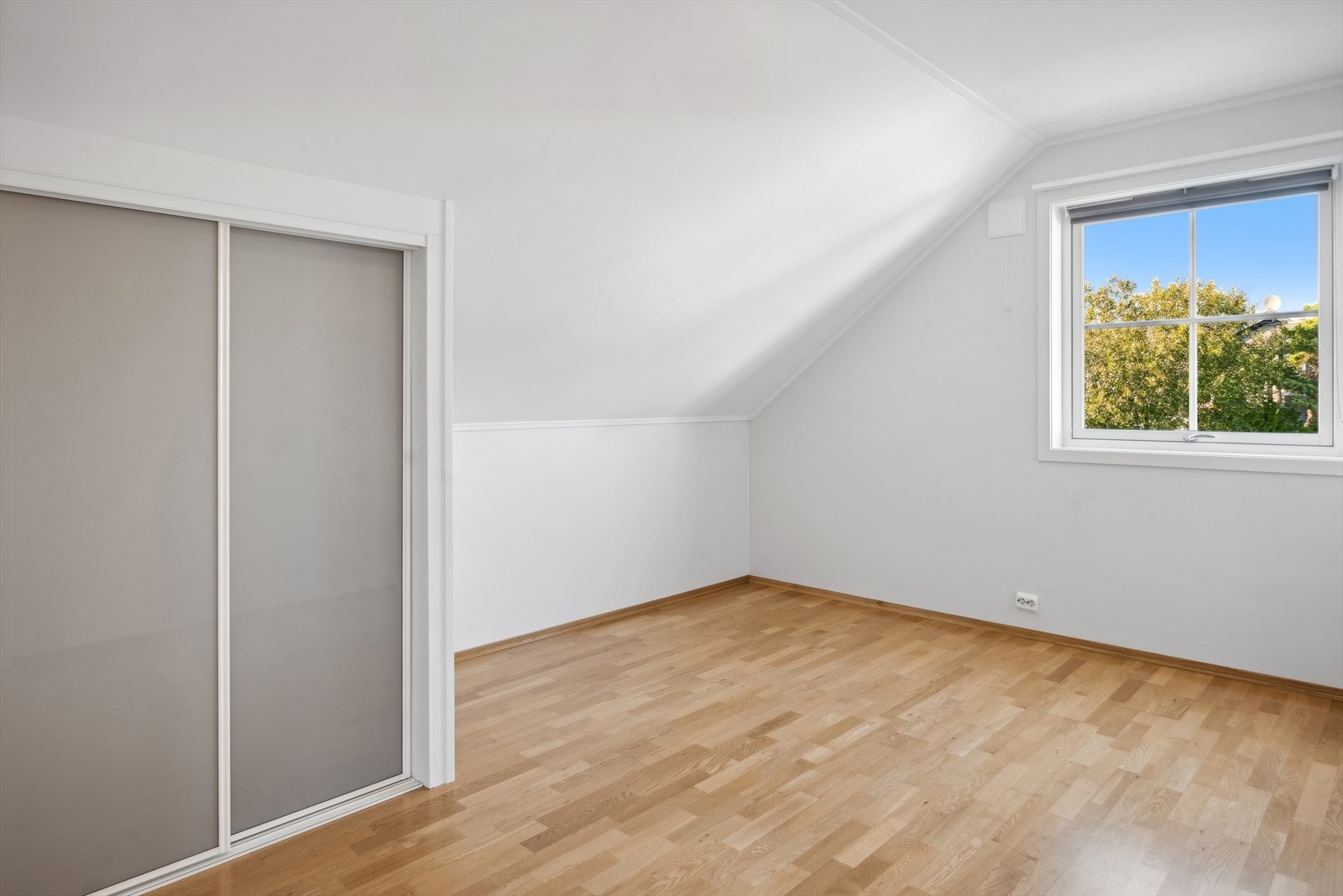 Soverom med skyvedørsgarderobe i 2. etasje. Det er god plass til dobbeltseng Galleribilde