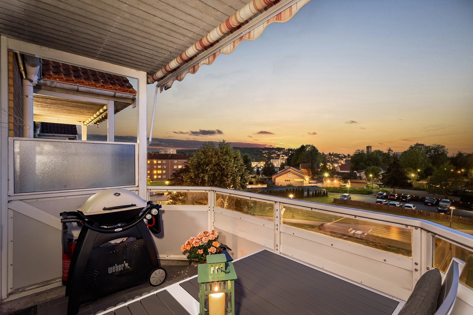 Leiligheten har en nordvestvendt balkong på 7 kvm som er en fin forlengelse av stuen i sommerhalvåret. Galleribilde