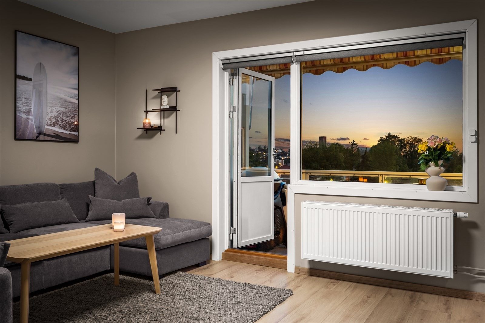 Her strømmer naturlig lys inn og skaper en varm og innbydende stemning hele dagen. Galleribilde