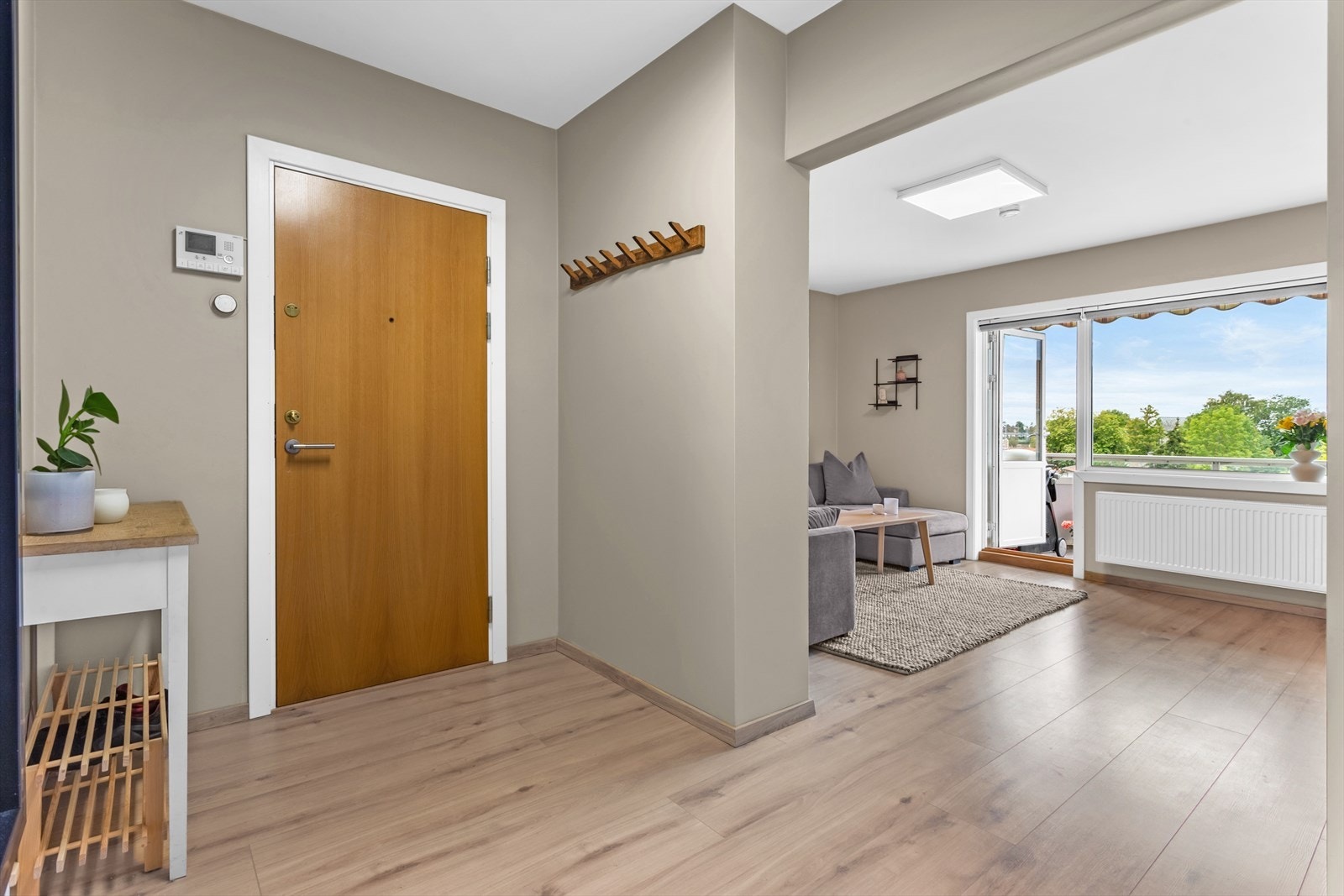 Leiligheten har adkomst via et felles inngangsparti og trapp til 4. etasje. Galleribilde