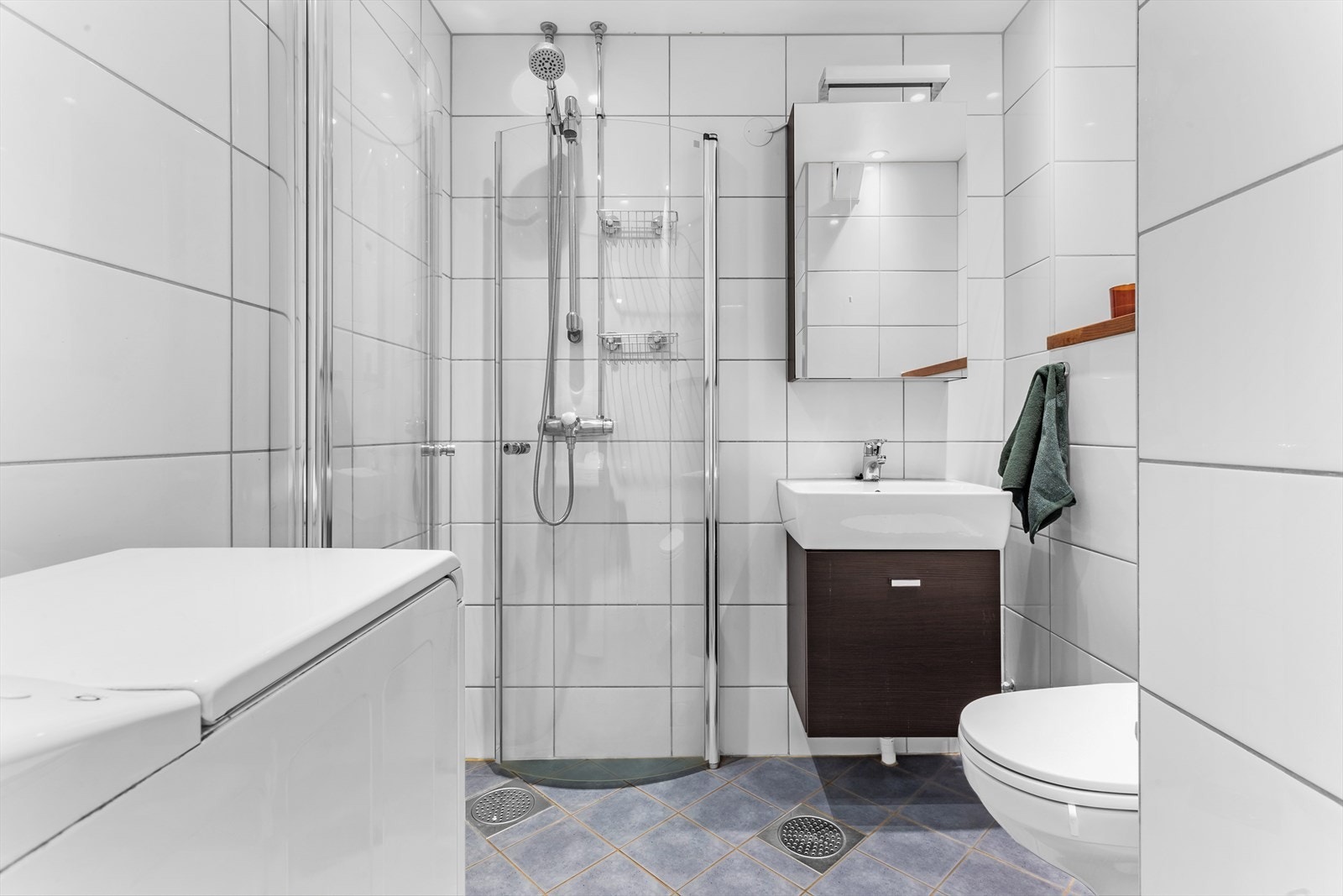 Flislagt baderom med stilrene overflater og behagelig gulvvarme. Galleribilde