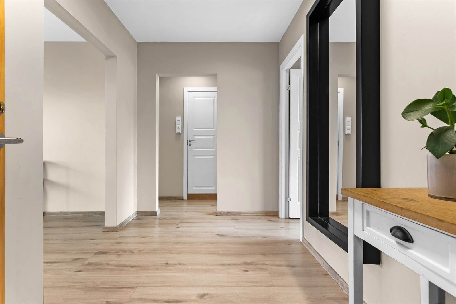 Innenfor døren møtes du av en romslig og pen entré med god plass til sko og yttertøy. Galleribilde