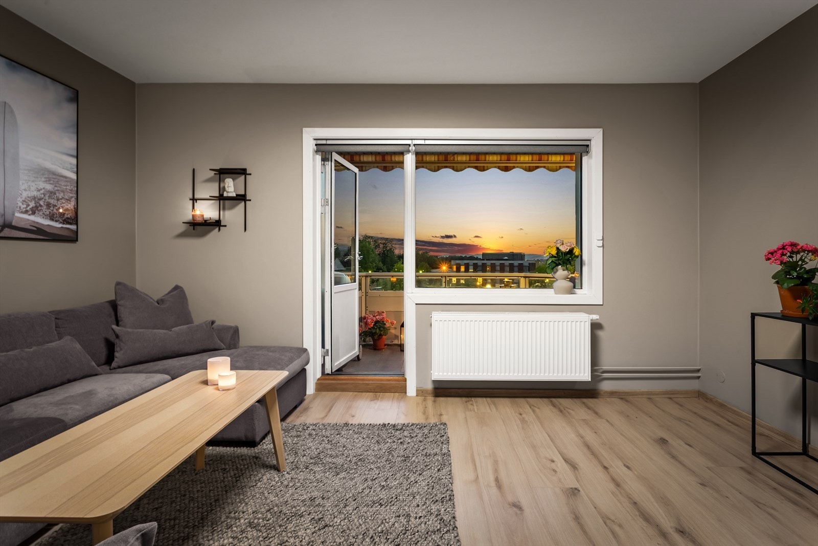 Stuen er et naturlig sted å invitere til sosiale sammenkomster med familie og venner. Galleribilde