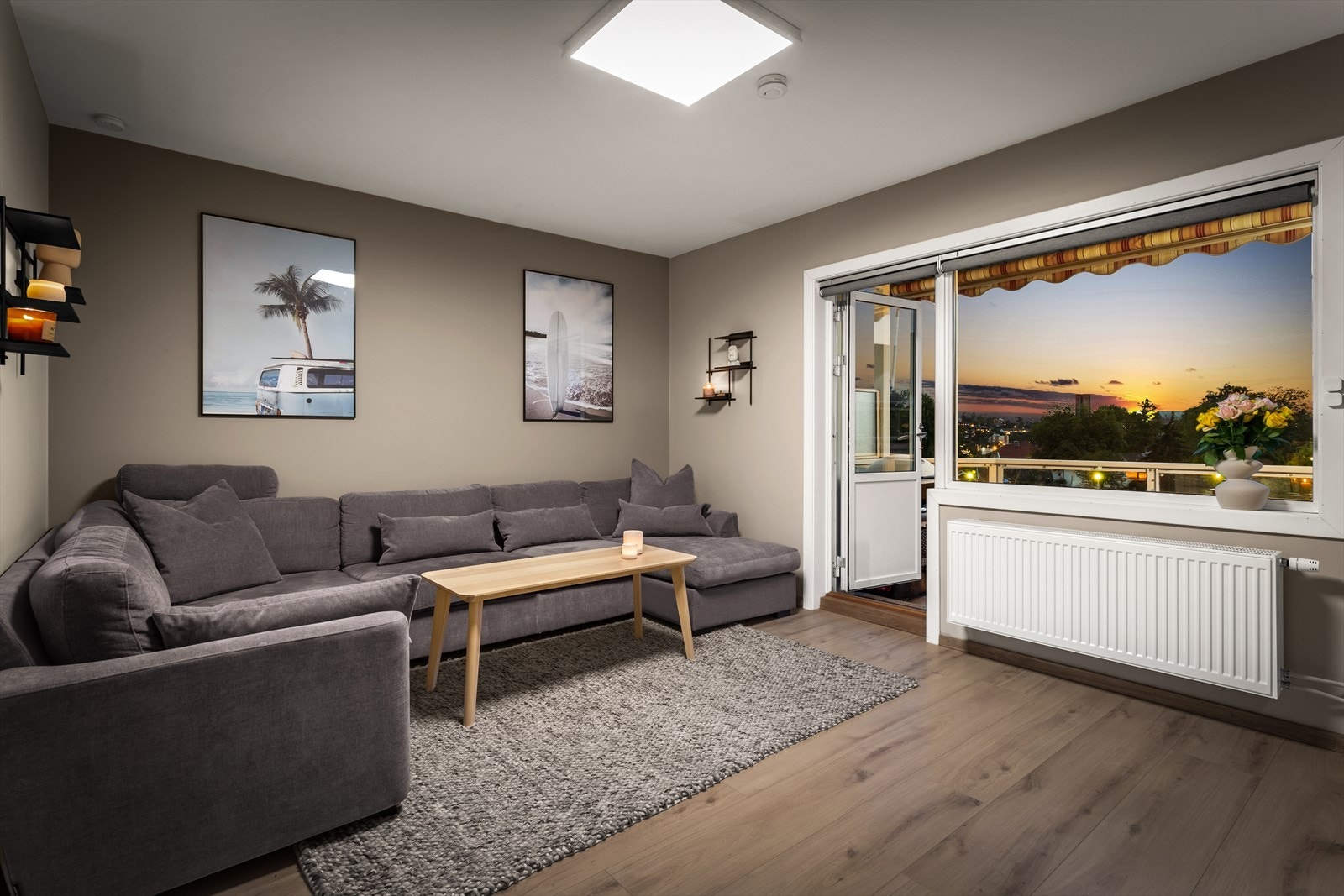 Stuen er et delikat rom som umiddelbart imponerer med sine store vinduer og luftige atmosfære. Galleribilde