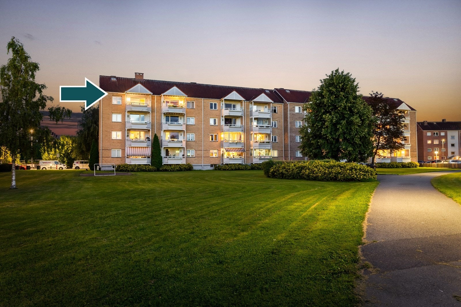 Våronnveien 14 er en pen og moderne 3-roms toppleilighet, beliggende i et rolig boligområde på Manglerud. Galleribilde