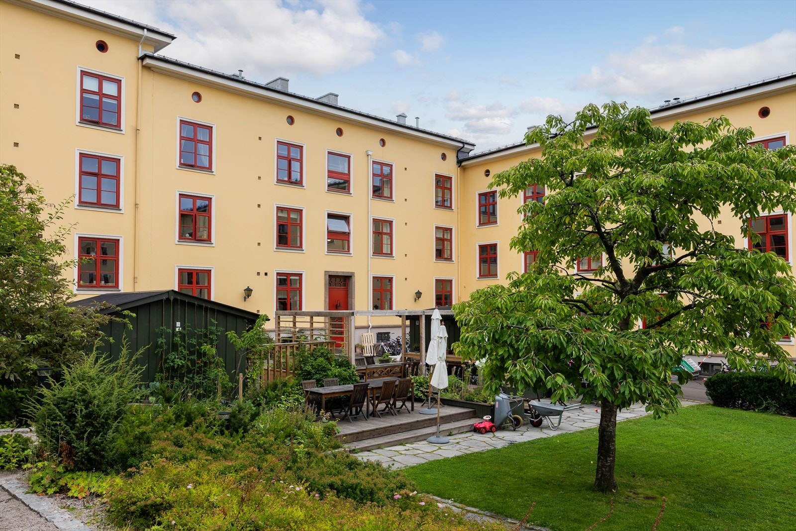 Leiligheten ligger i et hyggelig borettslag med flott bakgård med grønne omgivelser. Galleribilde