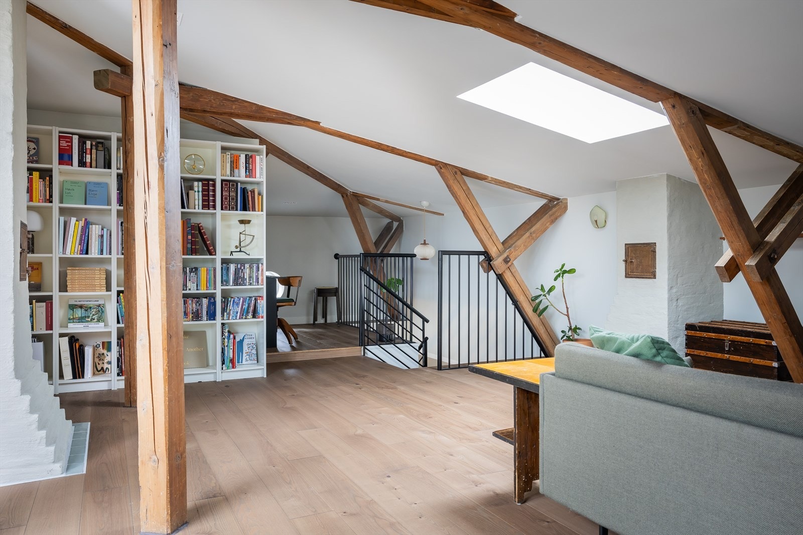 Loftsrommet er svært sjarmerende med mye naturlig lys og synlige trebjelker. Galleribilde