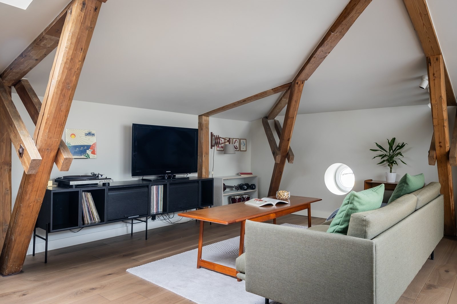 Loftstue med god plass til sofa, tv-møbler og annet møblement. Galleribilde