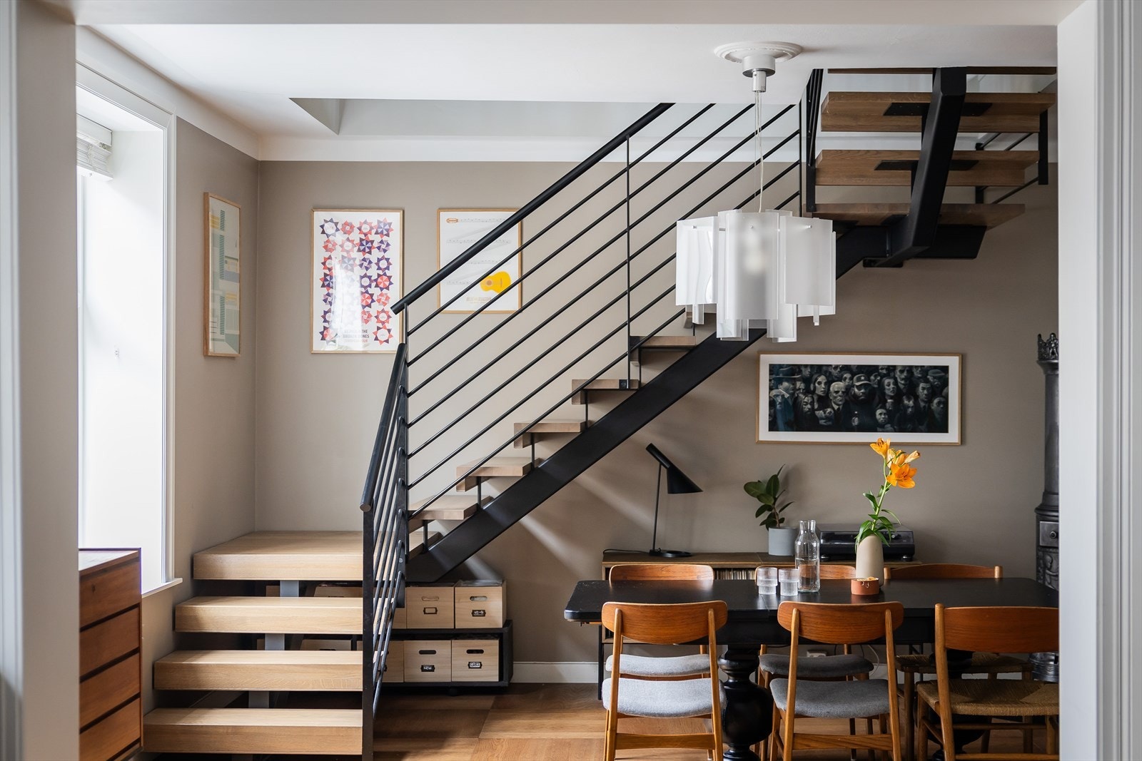 Stilfull spisestue med moderne trapp i kontrastfylt design, som gir rommet et elegant preg. Galleribilde