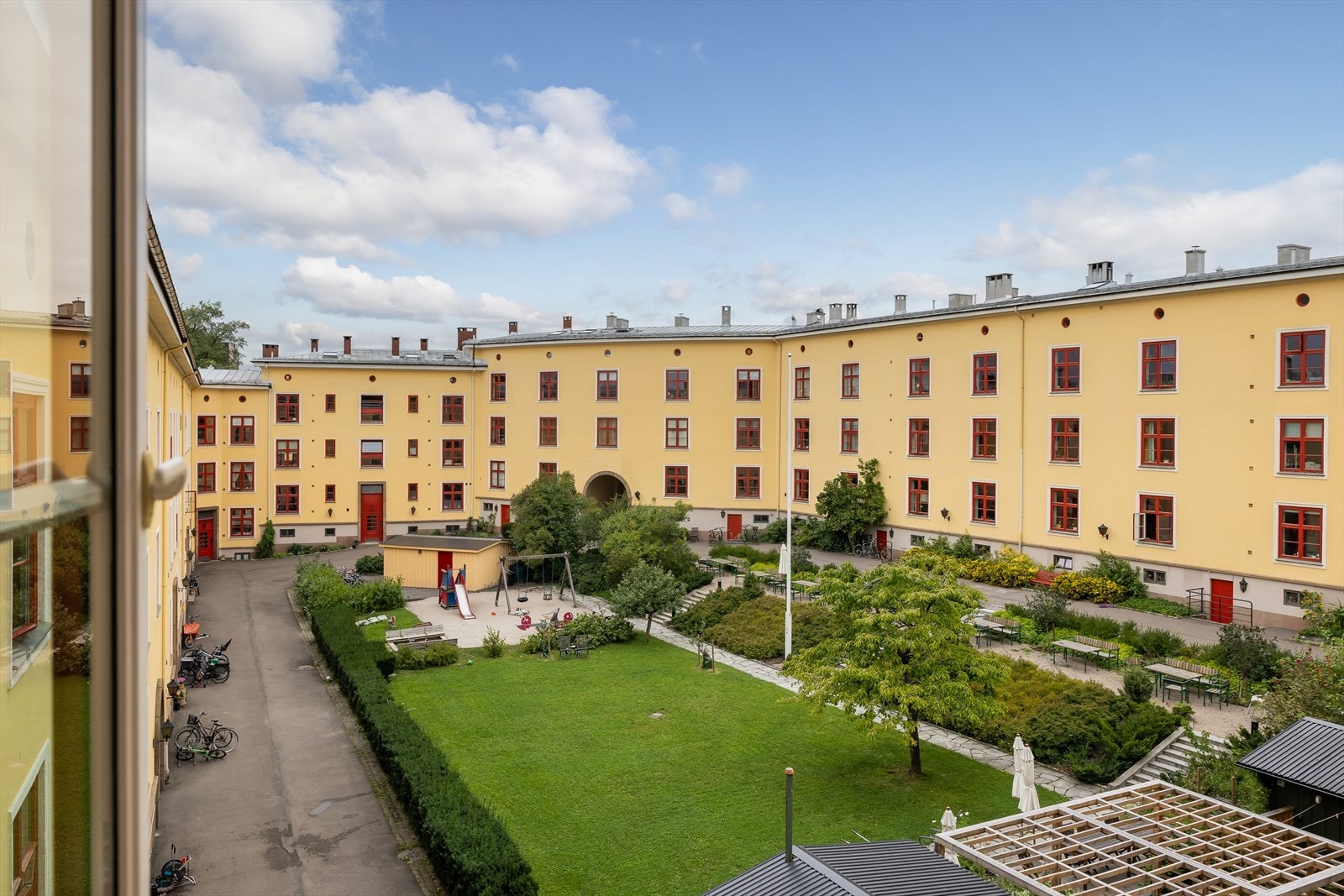 Tre av soverommene vender ut mot den den flotte bakgården. Galleribilde