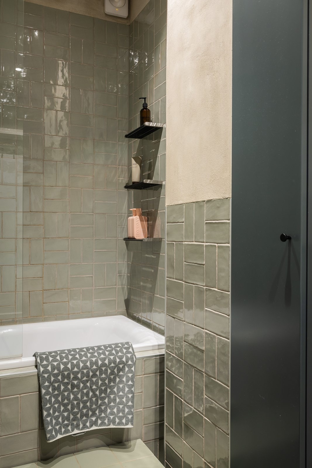 Badet består også av downligths i taket og gulvvarme. Galleribilde