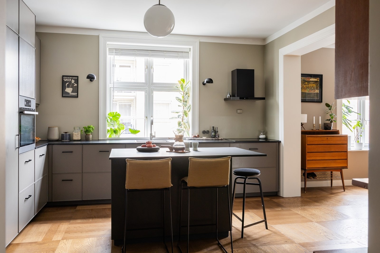 Elegant og moderne kjøkken totalrenovert i 2017 med lyse flater, naturlig lysinnslipp og en praktisk kjøkkenøy. Galleribilde