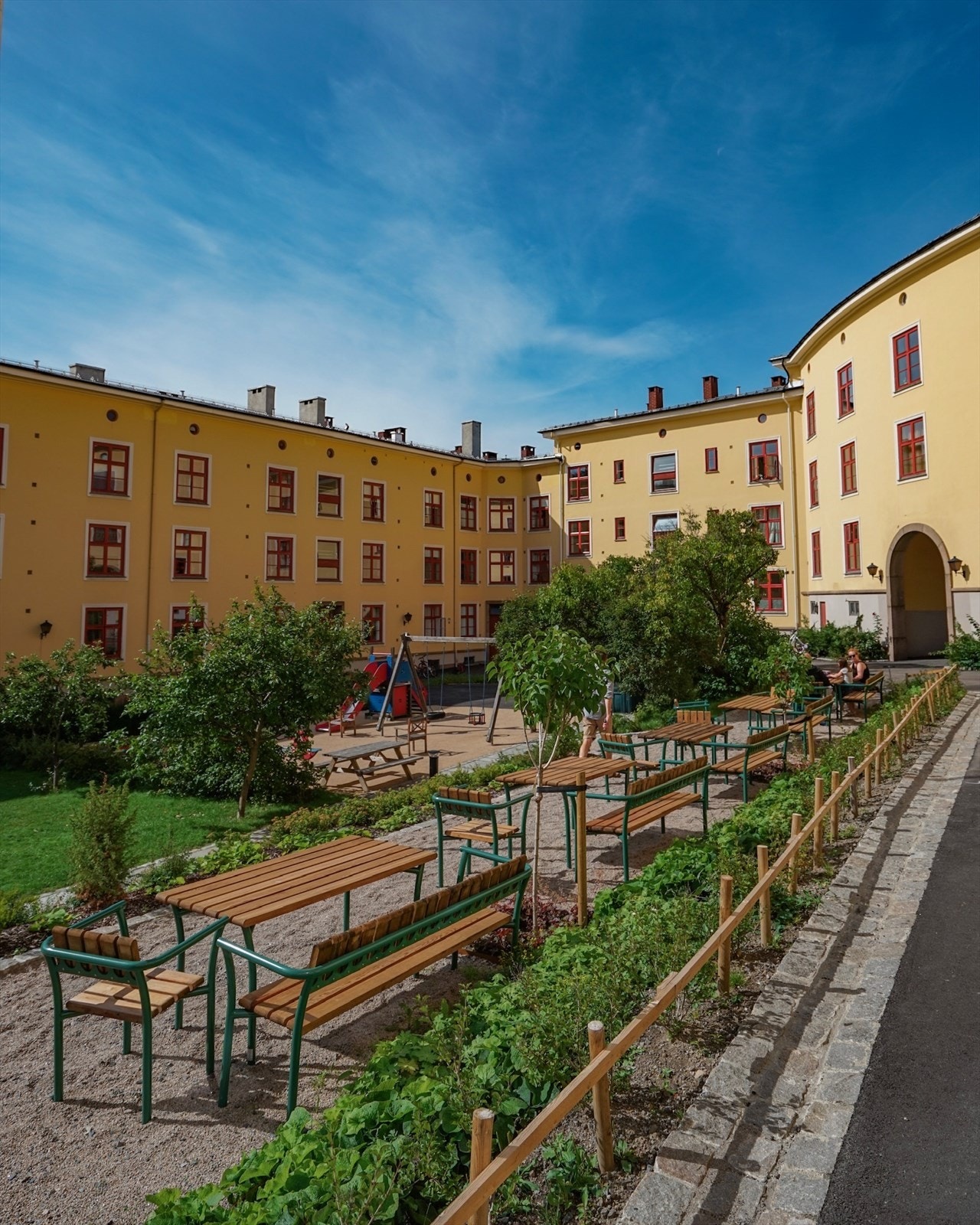 Morellgården er kjent for sin nydelige bakgård med flotte frukttrær. Galleribilde