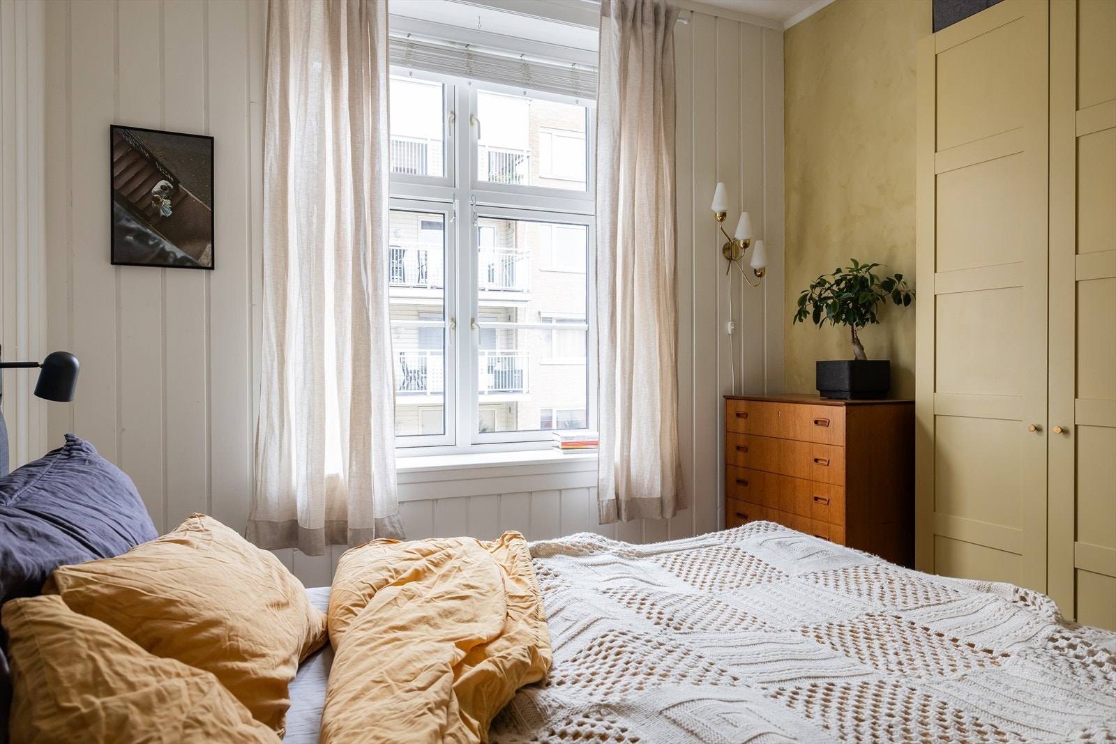 Sjarmerende hovedsoverom med lune farger og originalt tregulv. Galleribilde