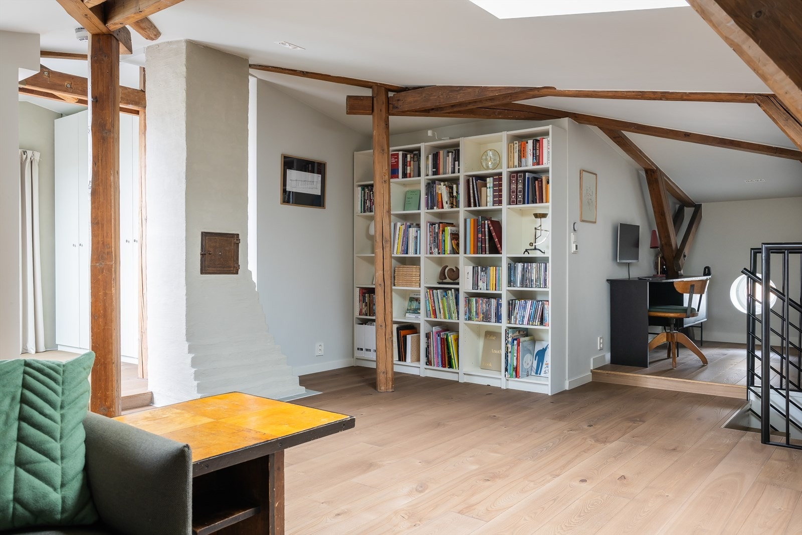 Loftstuen består av parkett på gulv, malt overflate på vegger og gulvvarme. Galleribilde
