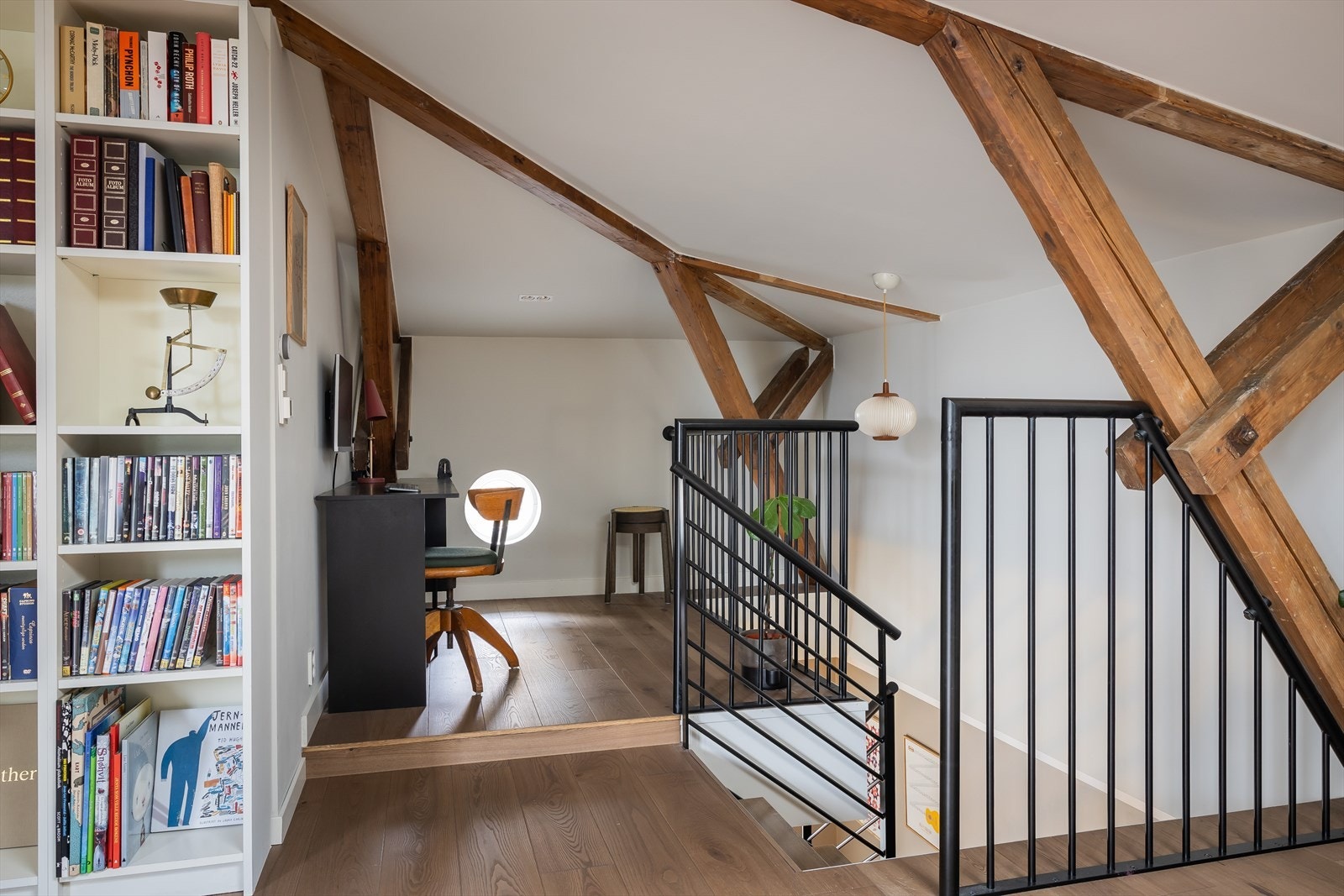 Praktisk og koselig arbeidsområde på loftet - perfekt for hjemmekontoret. Galleribilde